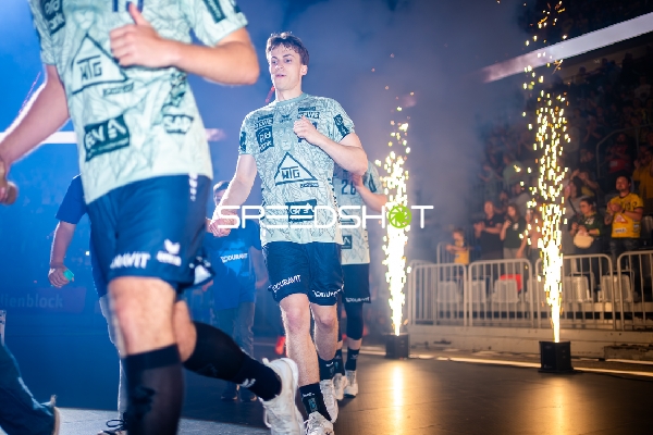 Team feiert Sieg vor Fans