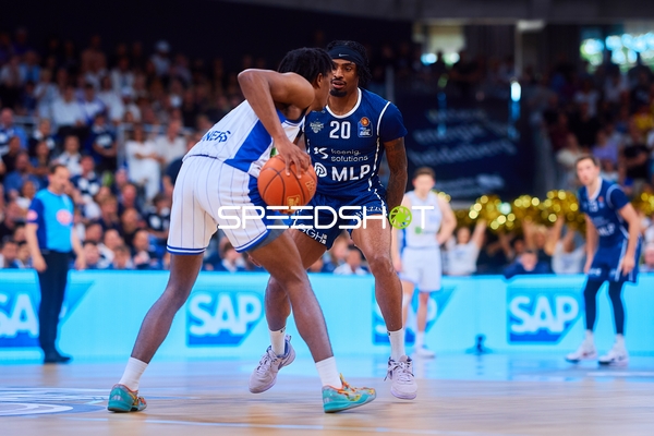 Michael Weathers (20, MLP Academics Heidelberg) verteidigt