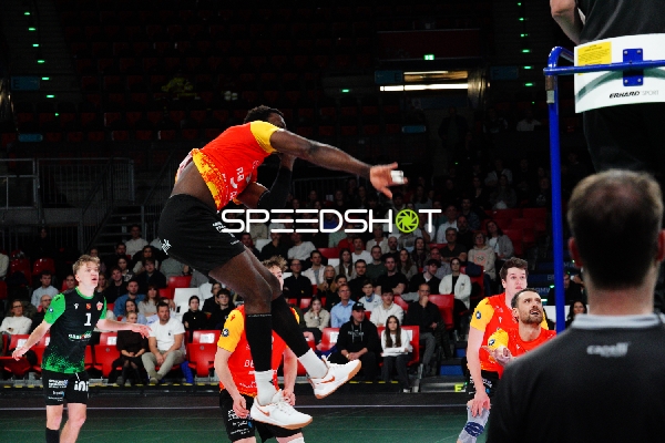 Spielszene mit Mika Ahmann (1; BADEN VOLLEYS SSC Karlsruhe), Nimo Benne (21; BADEN VOLLEYS SSC Karlsruhe) und Jonathan Downs (17; BADEN VOLLEYS SSC Karlsruhe)