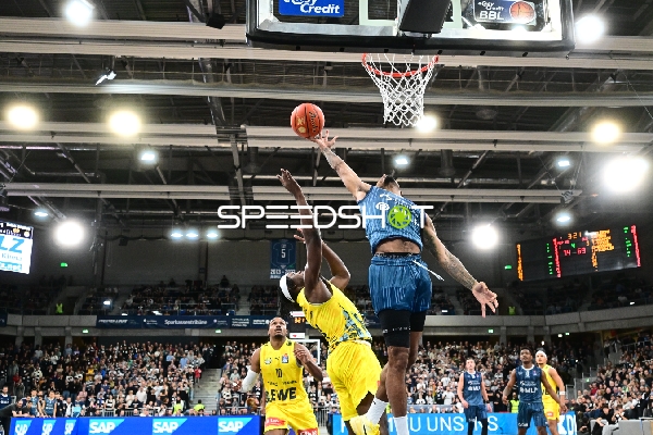 Spielaktion mit Samuell Williamson (10; MLP Academics Heidelberg) am Korb