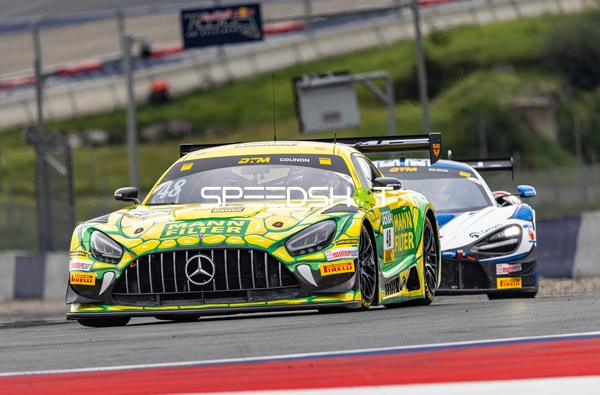 Rennfahrzeug auf der Rennstrecke