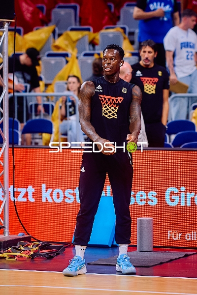Dennis Schröder (17; Deutschland) beim Aufwärmen