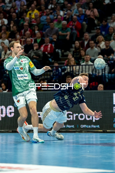 Mathias Gidsel (19; Füchse Berlin) und Moritz Sauter (33; HSV Hamburg) in Aktion