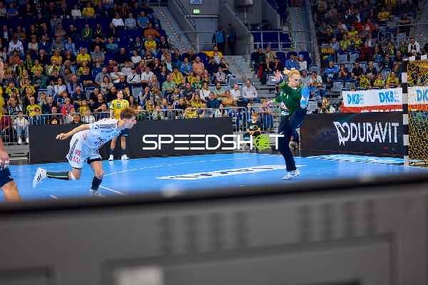 Torwurf von THW Kiel auf das Tor von Rhein Neckar Löwen