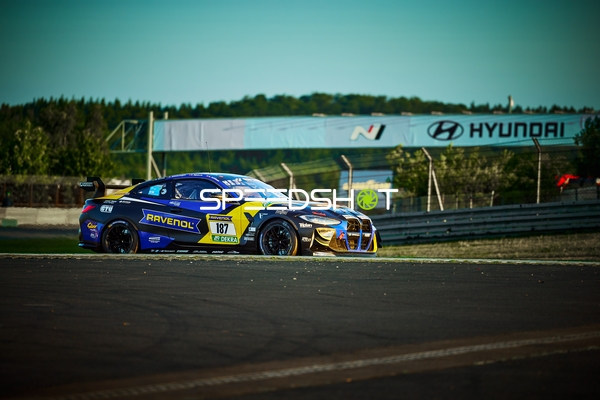 Fahrzeug auf der Rennstrecke