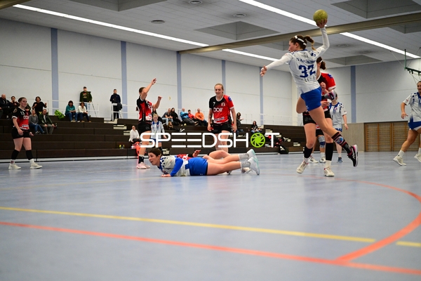 {129_??} wirft den Ball