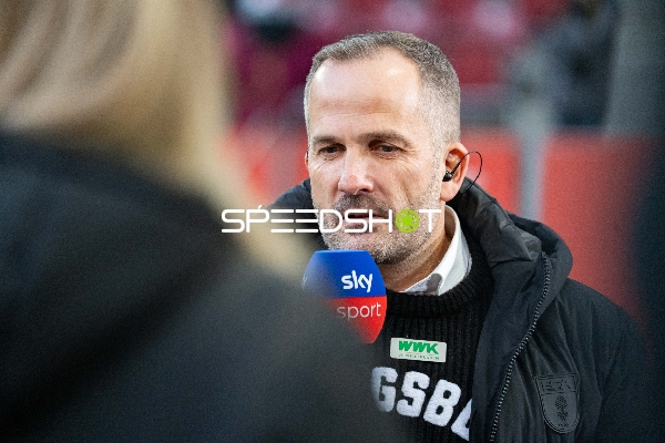 Trainer Manuel Baum vom FC Augsburg im Interview vor dem Spiel