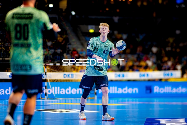 Pass von Jon Lindenchrone Andersen (42; Rhein Neckar Löwen)