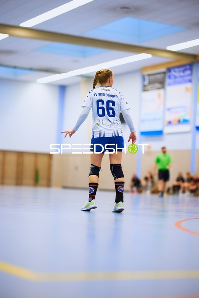 Spielerin von TV Edingen steht in der Sporthalle