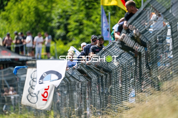 Zuschauer beim 24h Rennen 2025