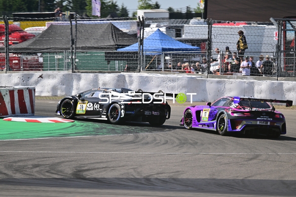 Zwei Rennfahrzeuge auf der Rennstrecke