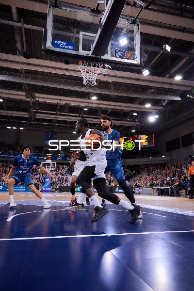 Philipp Hartwich (15; Basketball Löwen Braunschweig) und Erol Ersek (11; MLP Academics Heidelberg) in Aktion