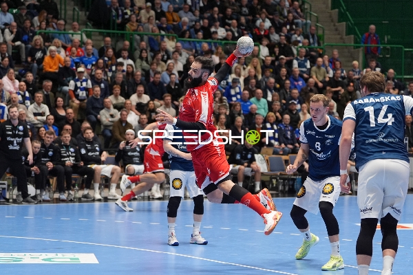 Szene mit Nico Schöttle (8; Bergischer HC) und Spieler von Team MT Melsungen