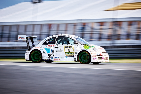 Rennfahrzeug auf der Rennstrecke