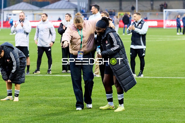 Trainer und Co-Trainer applaudieren