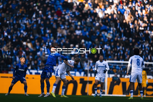 Kopfball-Duell im Spiel