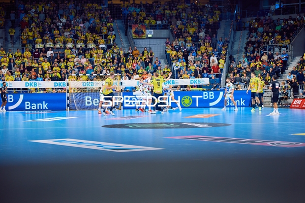 Ein Spieler der Rhein Neckar Löwen versucht an einem Gegenspieler aus Magdeburg vorbeizukommen.