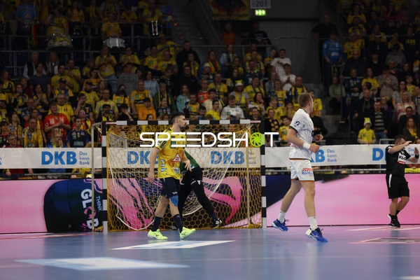 Ein Spieler von Rhein Neckar Löwen bereitet sich auf eine Verteidigungsaktion vor.