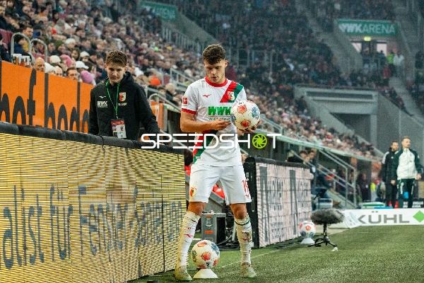 Einwurf von Robin Fellhauer (19; FC Augsburg)