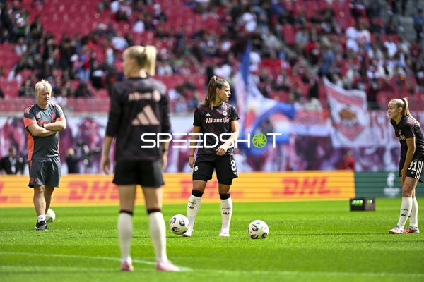 Spielerinnen beim Aufwärmen