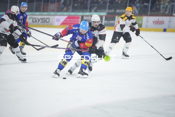 28; EHC Kloten im Zweikampf