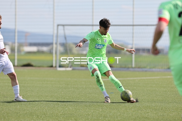 Spieler im grünen Trikot passt den Ball