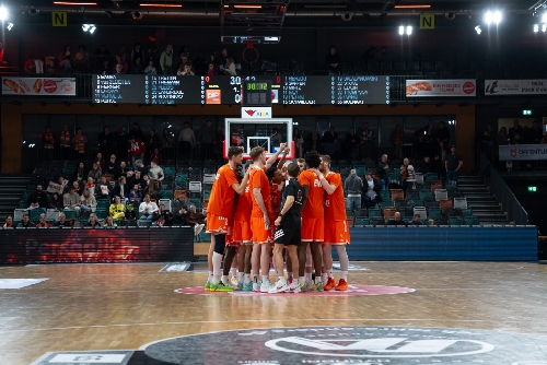 Teamhuddle von Rasta Vechta in orange