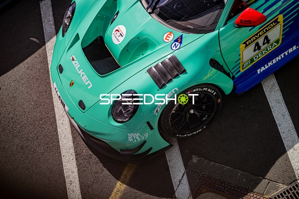 Rennfahrzeug in der Boxengasse