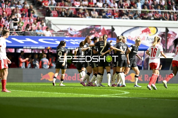 FC Bayern Spielerinnen jubeln