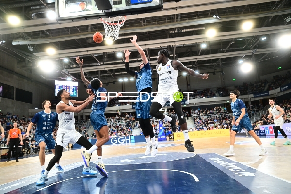 Barra Njie (13; Basketball Löwen Braunschweig) mit Wurfversuch