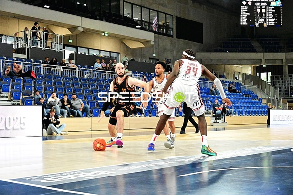 Zweikampf zwischen Tommy Kuhse (12; Rasta Vechta) und Darius McGhee (0; JL Bourg Basket)