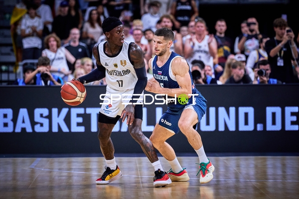 Duell Dennis Schröder (17; Deutschland) vs Aleksej Nikolić (6; Slowenien)