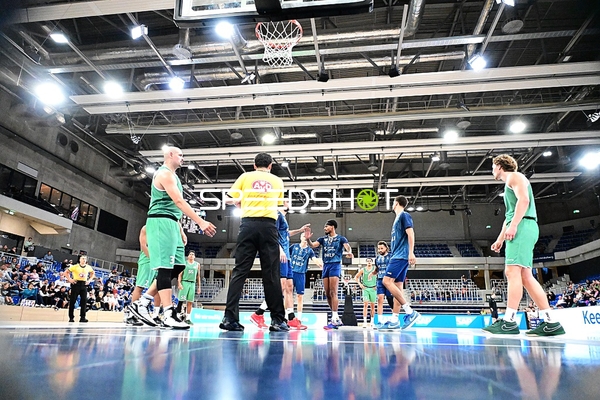 Spieler und Schiedsrichter auf Court