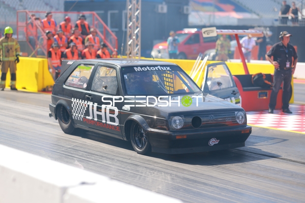 VW Golf GTI an der Startlinie