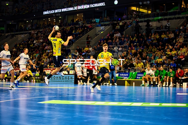 Ein Spieler von Rhein Neckar Löwen springt zum Torwurf.