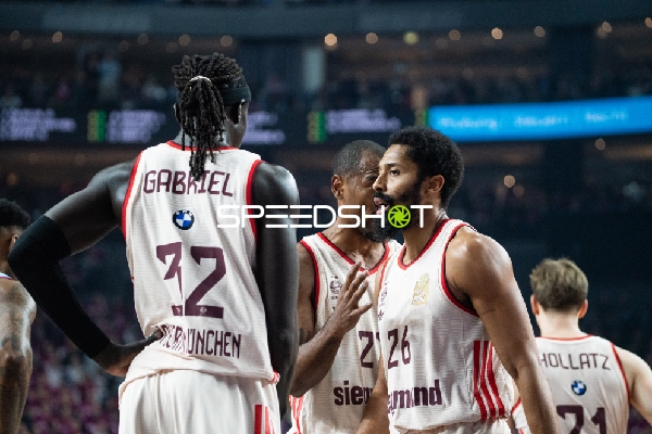 Szene mit Spencer Dinwiddie (26; FC Bayern Basketball) und Teamkollegen