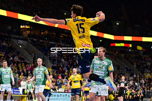 Max Darj (5; Füchse Berlin) im Sprungwurf gegen David More (15; Rhein Neckar Löwen)