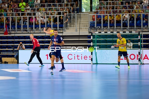 Torwart David Späth (29; Rhein Neckar Löwen) hält Ball