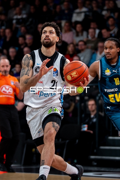 Spielaktion mit Devon Daniels (21; Veolia Towers Hamburg)