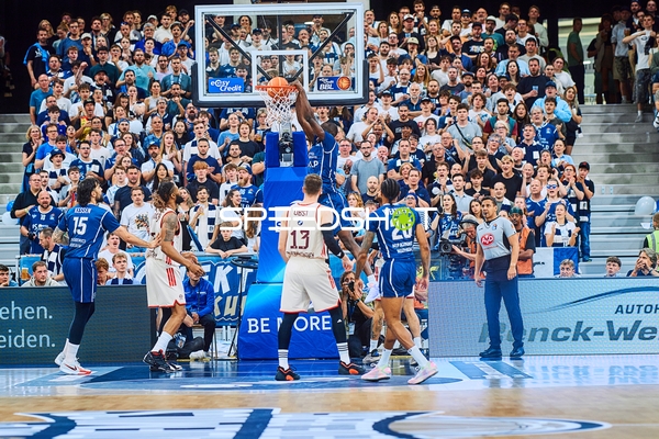 Zweikampf unter dem Korb