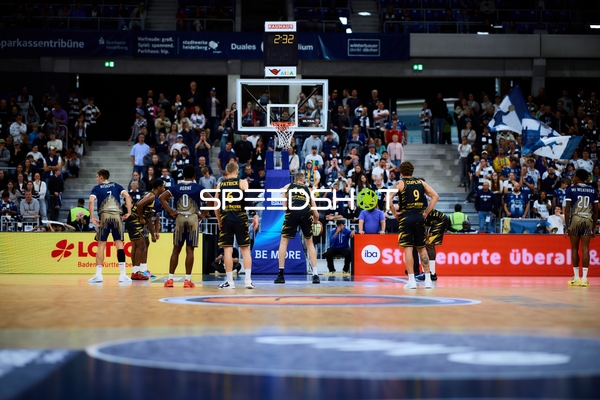 Freiwurf-Szene mit Dusan Neskovic (7; MLP Academics Heidelberg) und Johannes Patrick (6; MHP Riesen Ludwigsburg)