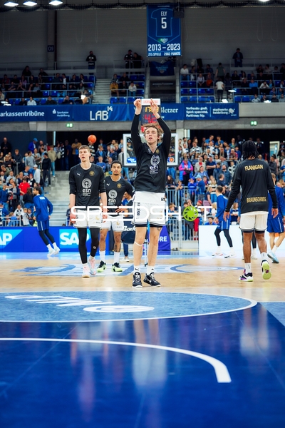 Luka Ščuka (5, Basketball Löwen Braunschweig) wirft
