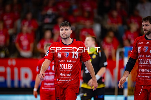 Juan De la Pena (13; SG BBM Bietigheim) passt den Ball