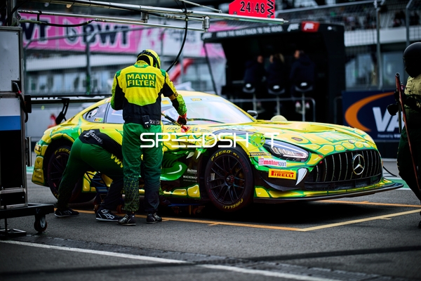 Rennfahrzeug in der Boxengasse