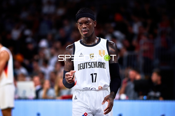 Dennis Schröder (17; Deutschland) auf dem Court