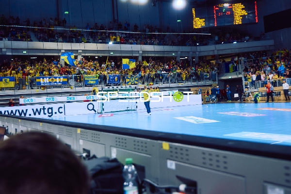 Ein Spieler von Rhein Neckar Löwen läuft auf dem Spielfeld.