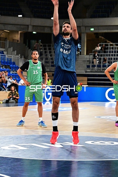 Mateo Šerić (21; MLP) wirft, Jordan Roland (15; Gladiators Trier) verteidigt