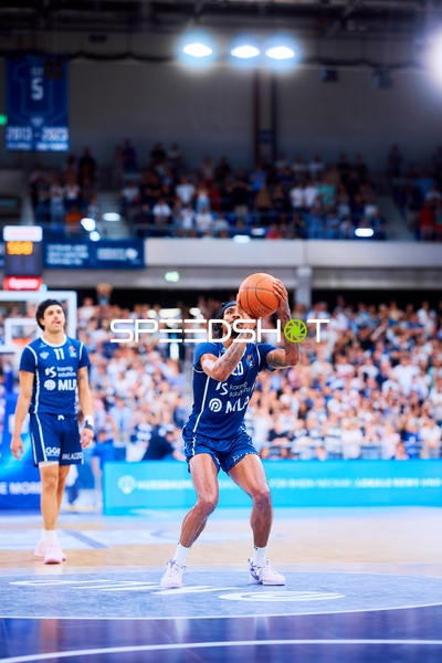 freier Wurf Michael Weathers (20;MLP Academics Heidelberg), Erol Ersek (11;MLP Academics Heidelberg)