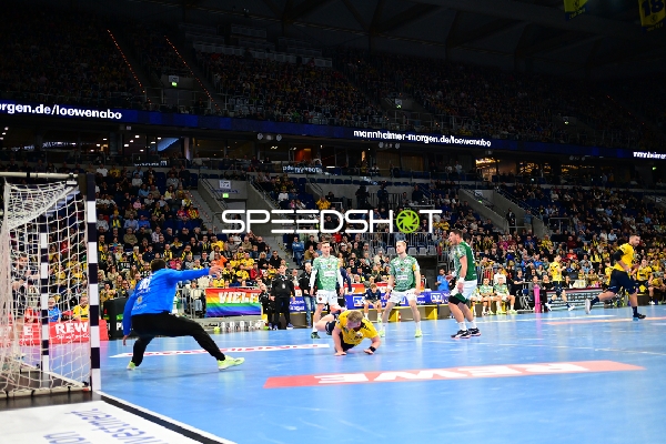 Ballkampf zwischen Steven Plucnar Jacobsen (9; Rhein Neckar Löwen) und Max Darj (5; Füchse Berlin)