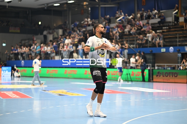 Philipp Ahouansou (19; HSG Wetzlar) positioniert sich